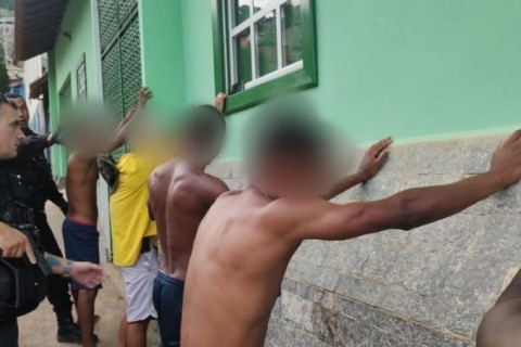 Polícia Militar detém dois homens por desacato e resistência em distrito.